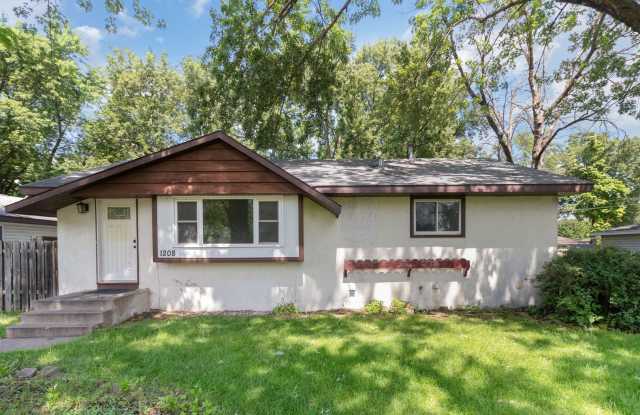 Spacious 5bed|2bath Home w/ Large Backyard & Garage Gallery 3