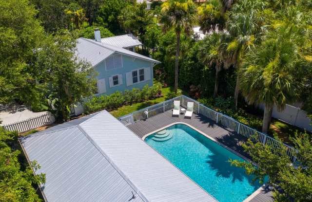 708 SE Riverside Drive photos photos