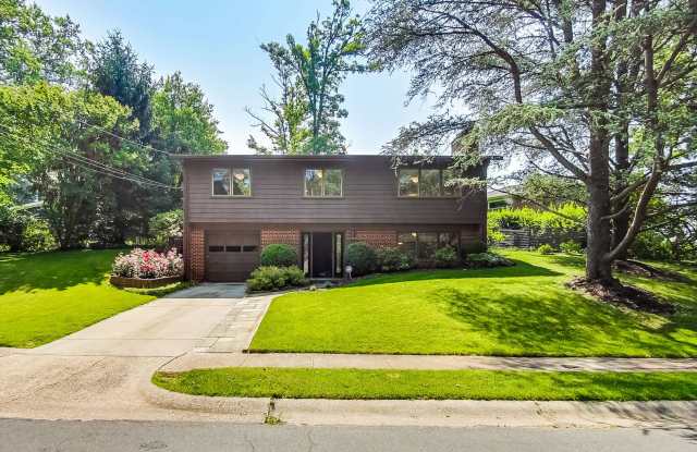 3 bedroom/2 bath Light Filled Home Located in a Quiet Cul-de-Sac photos photos