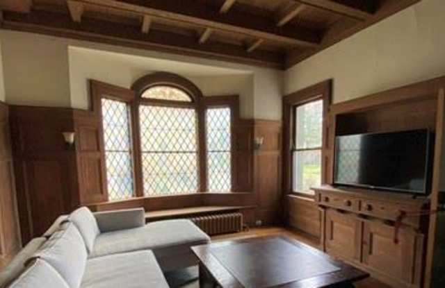 725 WEST FERRY Avenue Gallery 2