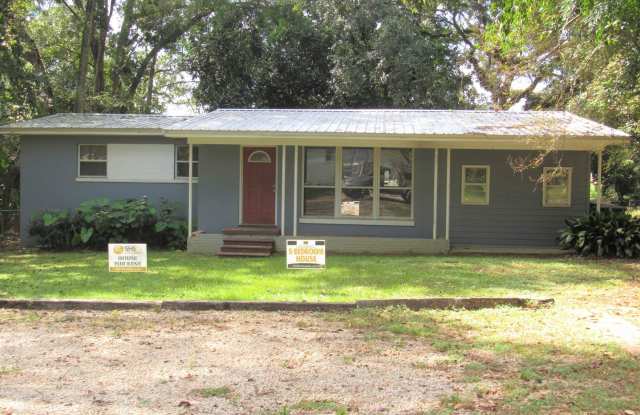 Beautifully Renovated 5 bedroom House Available for Fall 2025! photos photos