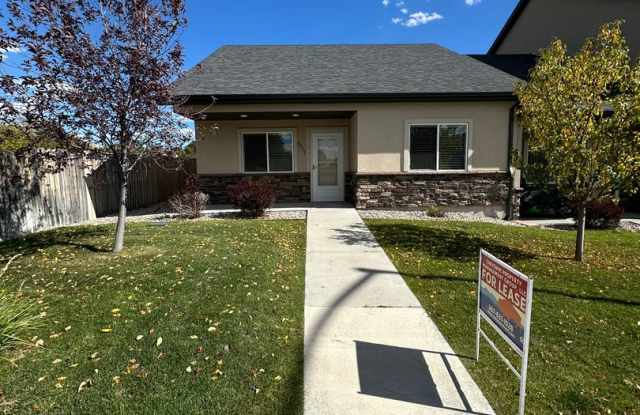 2 BEDROOM, 2 BATHROOM TOWNHOUSE WITH 2 CAR ATTACHED GARAGE Gallery 1