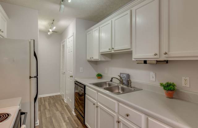 Adorable 2 bed/2 bath condo Hermitage - 177 Brooke Castle Drive, Nashville, TN 37076