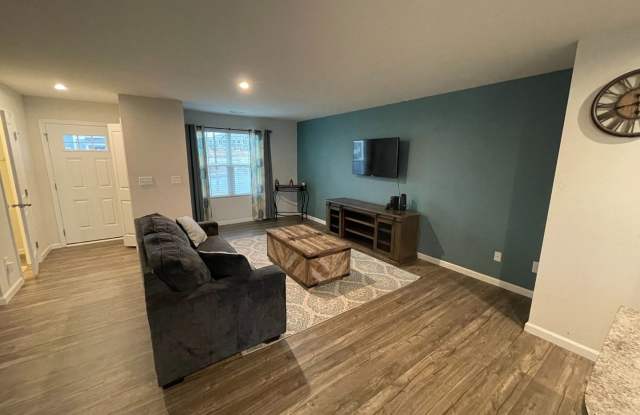 Room in 4 Bedroom Home at Bent Willow Dr Gallery 4