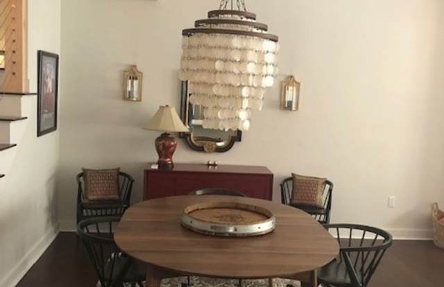 Spacious 2BR/2.5BA Condo Available Now!!  DOWNTOWN FURNISHED RENTAL Gallery 4