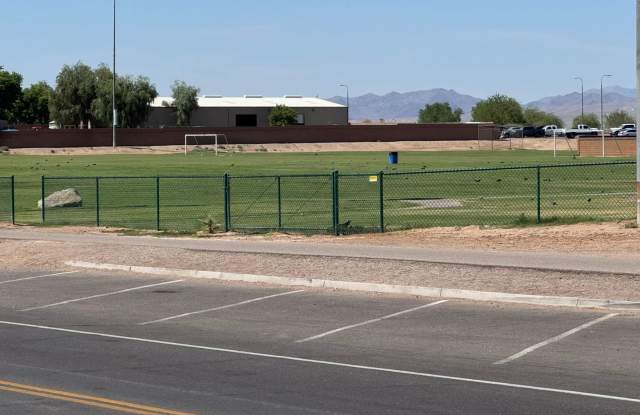 2BR *Winter Desert Retreat * Updated /Remodel across-Rotary Park, Block to Colorado River, Restaurants and Casinos! Gallery 3