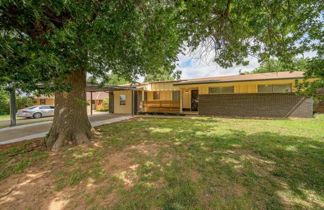 1021 West Woodcrest Drive Gallery 2