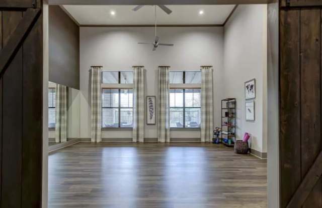 8001 S I-35 Frontage Rd, #1018 photos photos