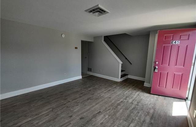 121 E Hillcrest Lane Gallery 3