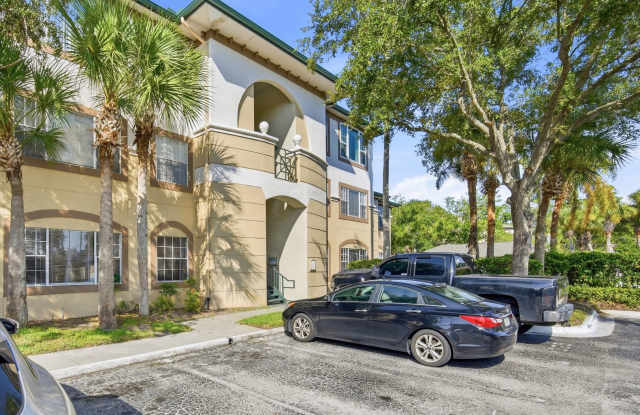 Spacious 1-Bedroom Condo with Screened Balcony & Community Pool Gallery 3