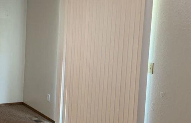 5 bdrm/2 bath house with huge yard + 2 car garage Gallery 2