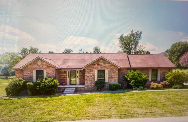 LaFollette 37766 - Charming Ranch-Style 3 bedroom, 2.5 bath home - Contact Lisa Vineyard and Shannon Russell (865) 216-9334 photos photos