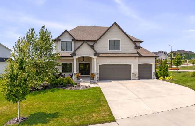 {11508} Stunning Two Story in Cedar Creek Available Immediately! Gallery 3