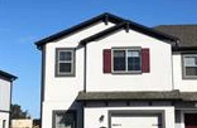 4 Bedroom / 3 Bath End-Unit Townhome in the Towns at White Cedar! photos photos