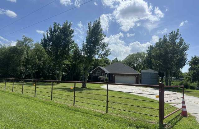 COMING SOON: CARTHAGE: BEAUTIFUL 2,864 SQFT 5 BEDROOM / 3 BATHROOM HOME WITH FENCED IN YARD, CAR GARAGE, BALCONY!! Gallery 3