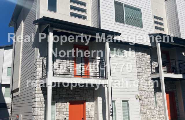 Beautiful townhome coming available on 09/25! Gallery 1