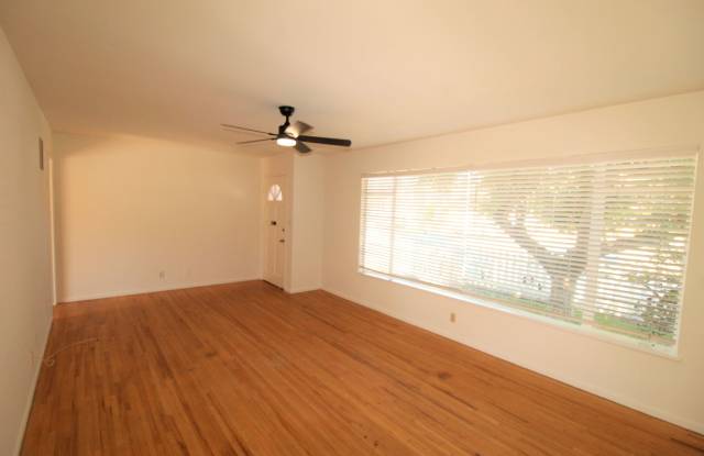 2 Bed 1 Bath w/Den-Pierpont Beach Home with Yard! Gallery 4