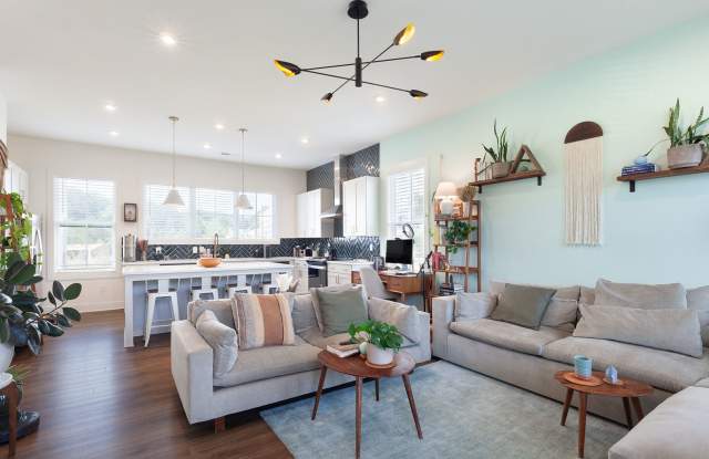 Stylish Townhome Minutes From Grant Park and Steps From the ATL BeltLine! photos photos