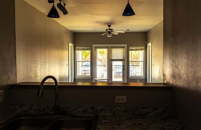 Room in 4 Bedroom Home at Crossing Pl Gallery 4