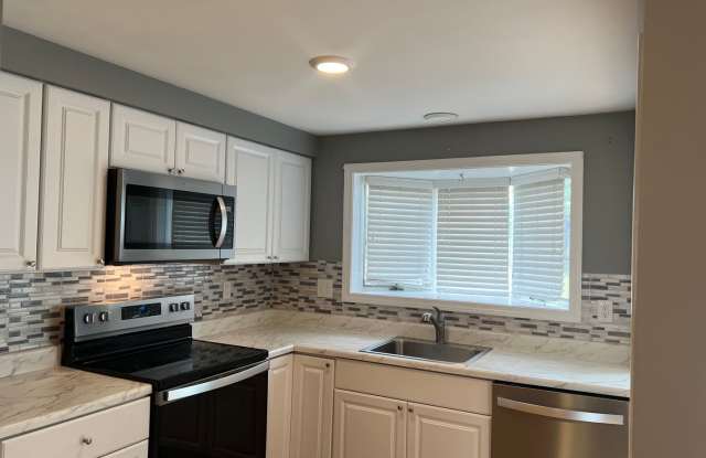 Spacious 2 Bed 2.5 Bath | Hardwood Floors & 2 Parking Spaces Gallery 4