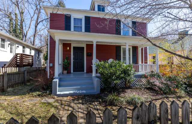 Walk to Main Street Restaurants and Downtown! Charming home, just like grandma's house! photos photos