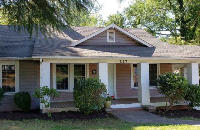 Charming 3 BR / 2 BA home (with a flex/bonus room) on Charlotte Ave! Gallery 1