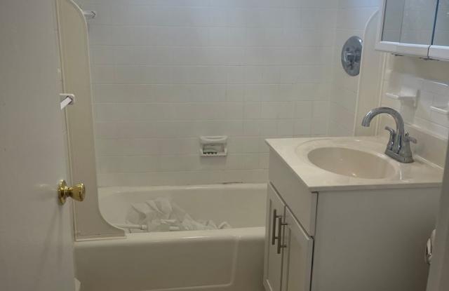 Packards Corner HUGE 1 bed , AC, Dishwasher HW floors Lots of Closets ! Now or 9.1 FREE MONTH Gallery 3