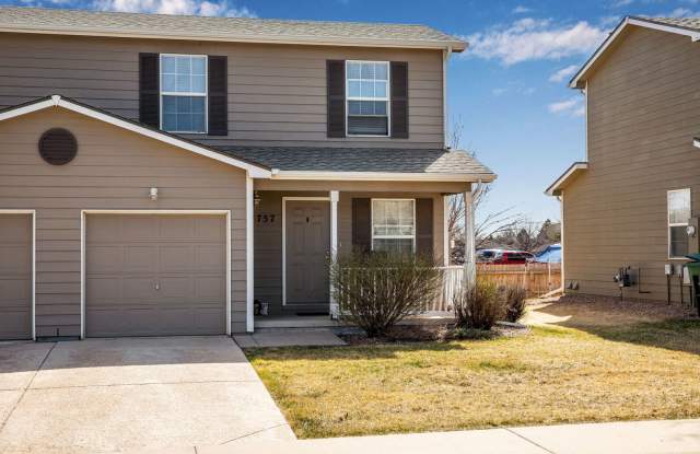 Look and Lease Special  $200 off your first month’s rent! Adorable 2 bedroom townhome with garage! Gallery 3