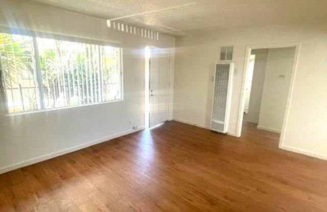 Renovated Upstairs 1 bedroom, Low move in costs photos photos