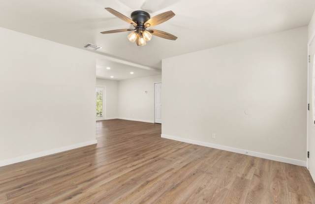 807 BOULDER DR Gallery 4