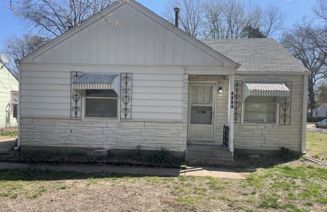2248 SW Macvicar Ave - 2248 Southwest Macvicar Avenue, Topeka, KS 66611