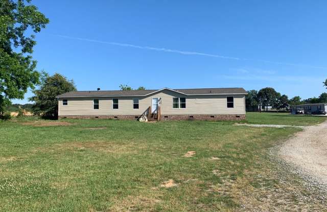 Large Four Bedroom house on nearly an acre Gallery 3