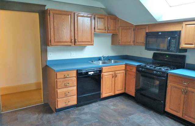 1 Bedroom Carriage House near downtown Goshen. Gallery 3