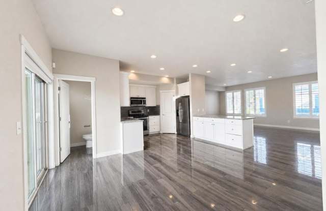 3 Bed Townhome Near Hill Air Force Base in Layton Gallery 4