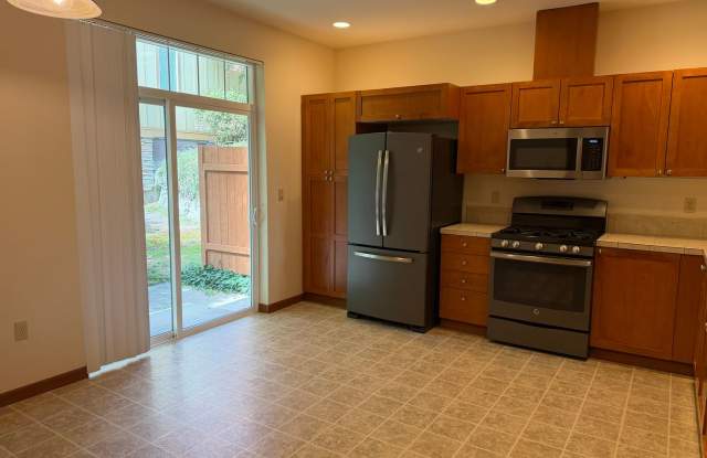 Well maintained 3bd Townhome Gallery 4