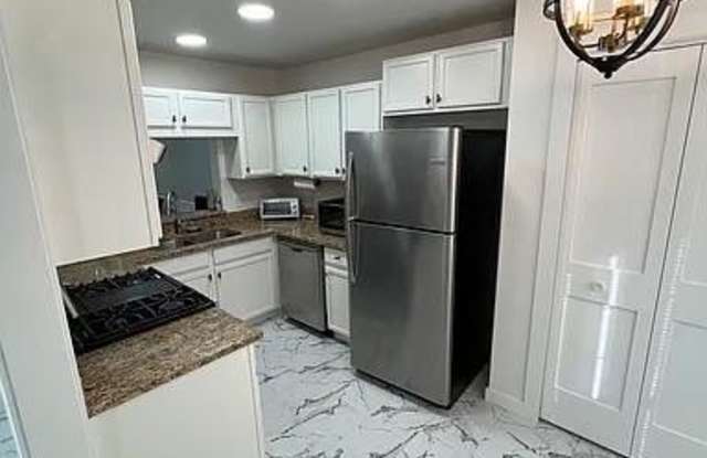 46930 COURTYARD Square Gallery 3