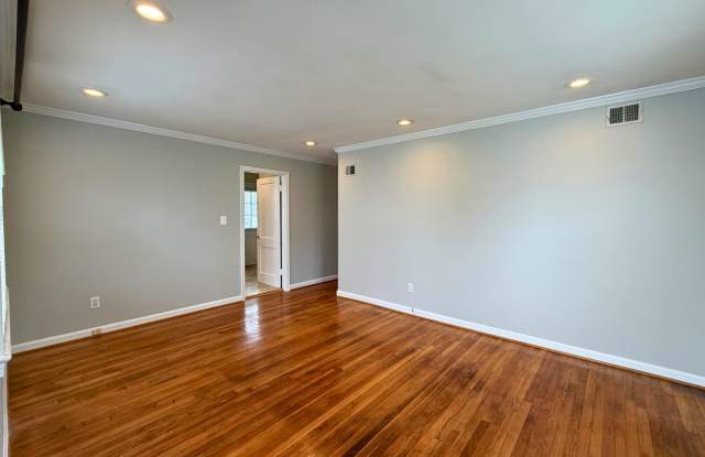 Immaculate 3 bedroom 1.5 bathroom Rambler home in Falls Church Gallery 4