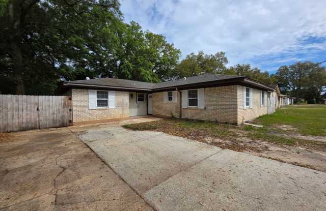 5BR/2BA home with large family room photos photos
