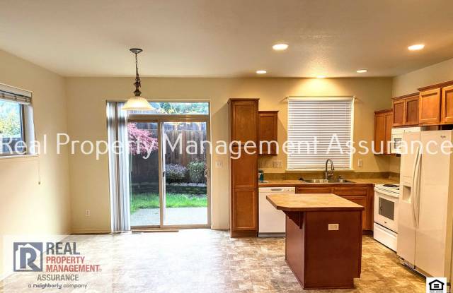 Spacious 3-Bedroom Beaverton Home with Gas Fireplace, Fenced Yard & Garage Gallery 1