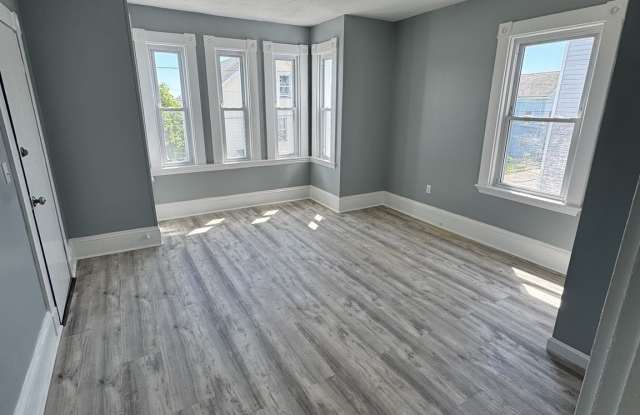1461 Pleasant Street Gallery 4