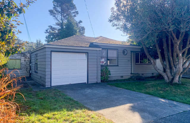 Pet-friendly home with a fenced backyard  a garage! - 2270 Ross Street, Arcata, CA 95521