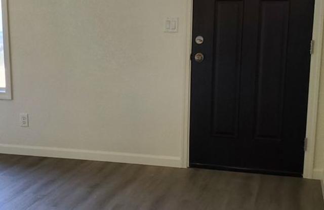 Great Hucrest, 3-bedroom 2.5 bath - 1306 Northwest Jefferson Street, Roseburg, OR 97471