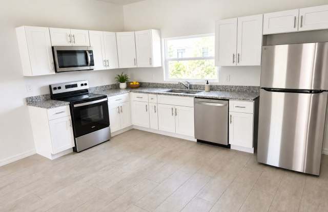 Move-In-Ready 3-Bedroom Home with Garage & Covered Lanai Gallery 3