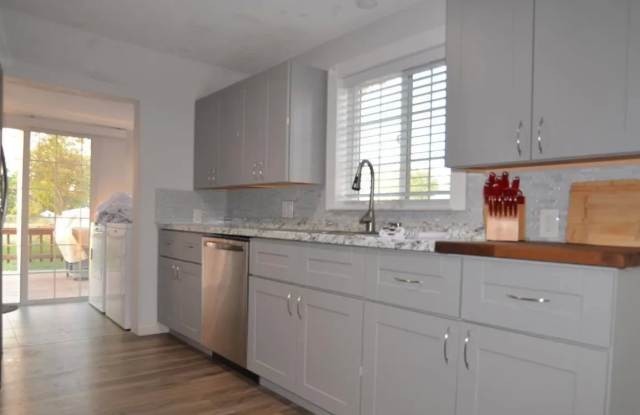 711 Warner Avenue photos photos