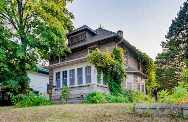 June 2025 ~ Cute 5 bedroom house. Spacious bedrooms. In unit laundry and dishwasher. photos photos