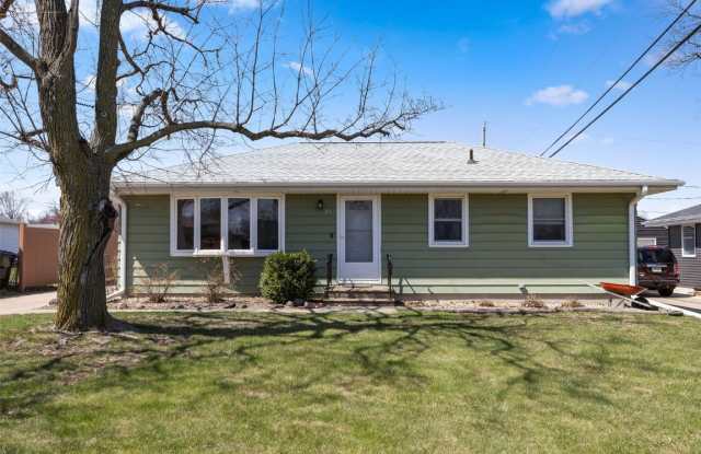 342 24th St NW - 342 24th Street Northwest, Cedar Rapids, IA 52405