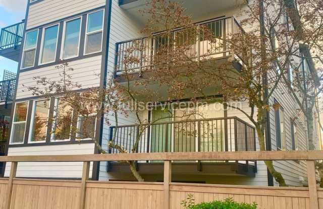 Watch the Sunsets! Ballard Condo w/large deck, Hardwood Floors & Walk-to-Everything Location Gallery 1