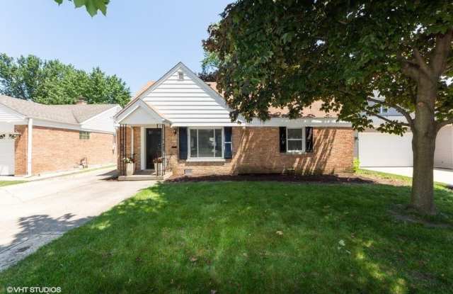 815 N Kennicott Avenue - 815 North Kennicott Avenue, Arlington Heights, IL 60004