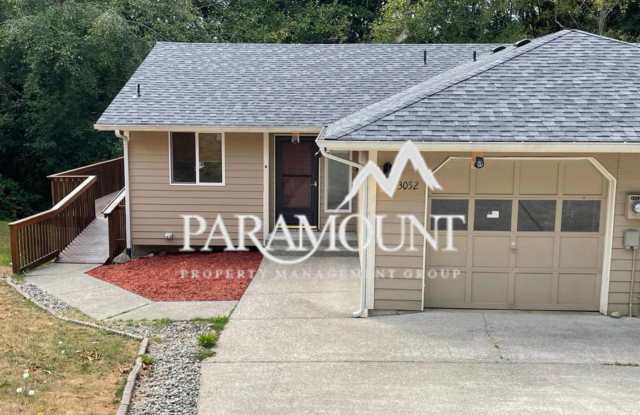 Charming 3-Bedroom Duplex Near Southworth Ferry! photos photos
