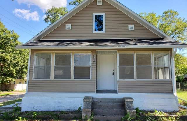 4 Bedroom 2 Bathroom Home Near Drake University - Fenced In Back Yard - 1637 23rd Street, Des Moines, IA 50310